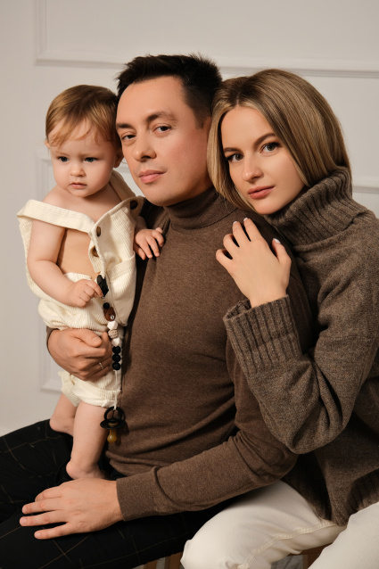 Семейная фотосессия в студии по выгодной цене от сети фотостудий Fashion Box в Краснодаре – фото № 59