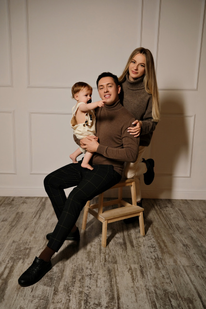 Семейная фотосессия в студии по выгодной цене от сети фотостудий Fashion Box в Краснодаре – фото № 7