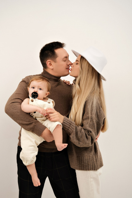 Семейная фотосессия в студии по выгодной цене от сети фотостудий Fashion Box в Краснодаре – фото № 57