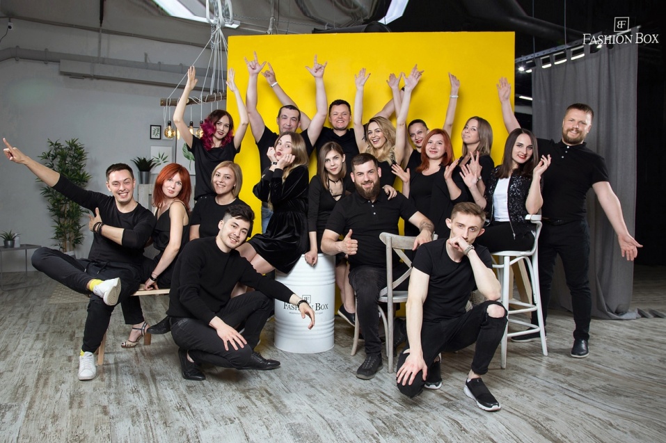 Корпоративная фотосессия команды коллег от федеральной сети фотостудий Fashion Box в Краснодаре – фото № 1