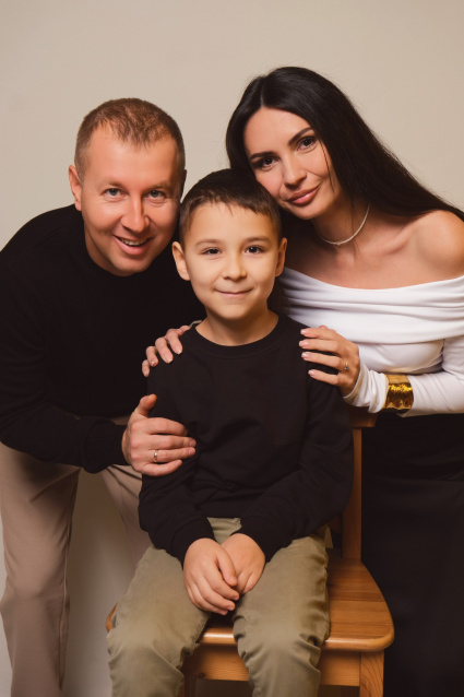 Семейная фотосессия в студии по выгодной цене от сети фотостудий Fashion Box в Краснодаре – фото № 22