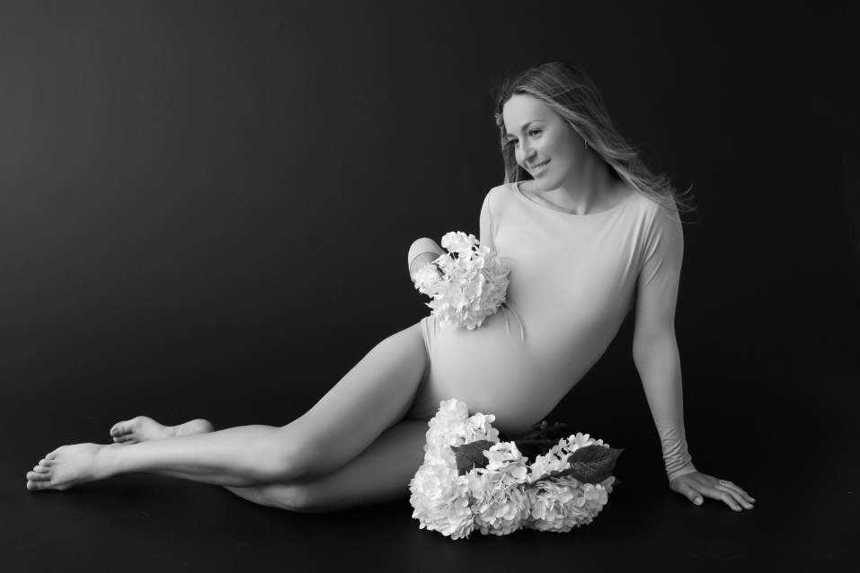 Фотосессия для беременных «В ожидании чуда» - заказать профессиональную фотосъемку от сети фотостудий Fashion Box в Краснодаре – фото № 1