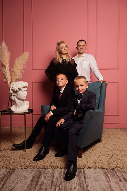 Семейная фотосессия в студии по выгодной цене от сети фотостудий Fashion Box в Краснодаре – фото № 11
