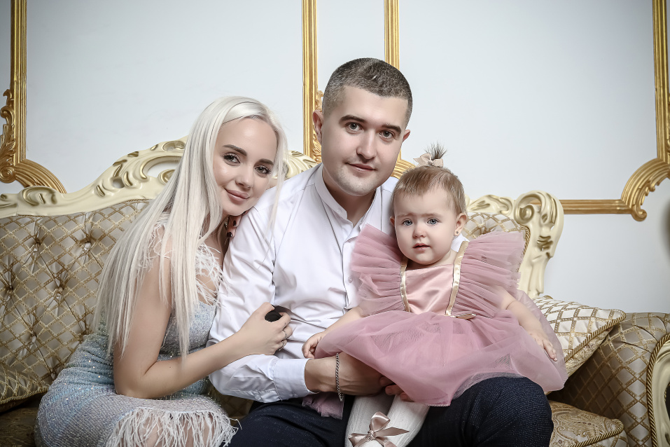 Семейная фотосессия в студии по выгодной цене от сети фотостудий Fashion Box в Краснодаре – фото № 37