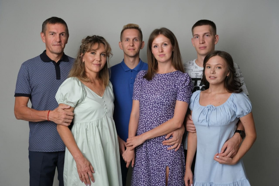 Семейная фотосессия в студии по выгодной цене от сети фотостудий Fashion Box в Краснодаре – фото № 18