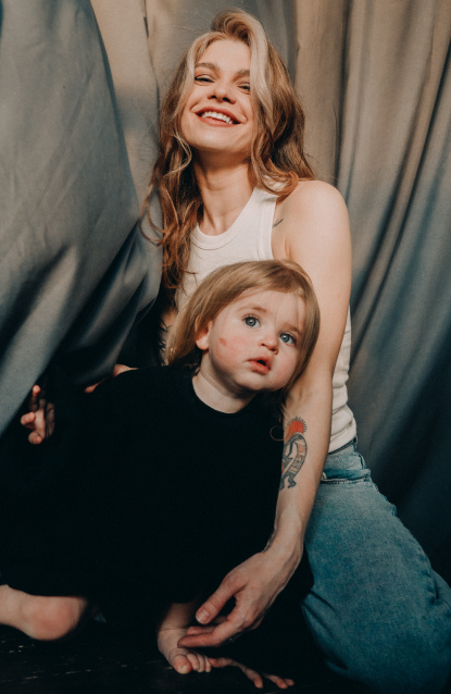 Семейная фотосессия в студии по выгодной цене от сети фотостудий Fashion Box в Краснодаре – фото № 6