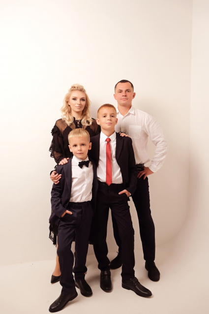 Семейная фотосессия в студии по выгодной цене от сети фотостудий Fashion Box в Краснодаре – фото № 10