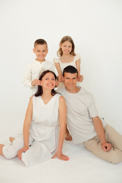 Семейная фотосессия в студии по выгодной цене от сети фотостудий Fashion Box в Краснодаре – фото № 27