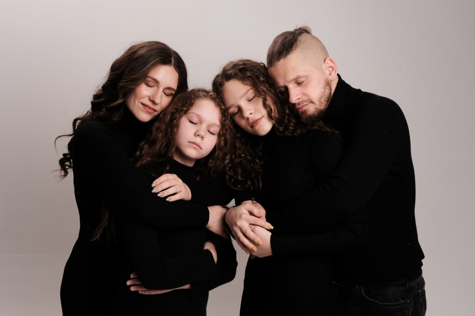 Семейная фотосессия в студии по выгодной цене от сети фотостудий Fashion Box в Краснодаре – фото № 25