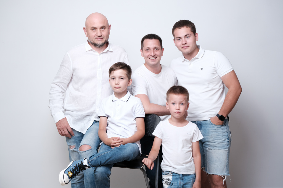 Семейная фотосессия в студии по выгодной цене от сети фотостудий Fashion Box в Краснодаре – фото № 42