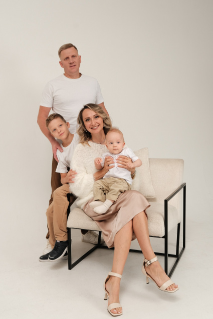 Семейная фотосессия в студии по выгодной цене от сети фотостудий Fashion Box в Краснодаре – фото № 16