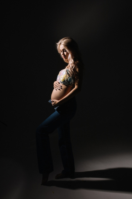Фотосессия для беременных «В ожидании чуда» - заказать профессиональную фотосъемку от сети фотостудий Fashion Box в Краснодаре – фото № 2