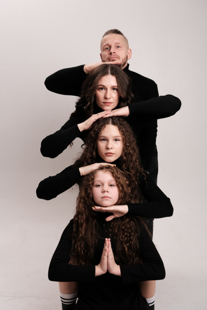 Семейная фотосессия в студии по выгодной цене от сети фотостудий Fashion Box в Краснодаре – фото № 23