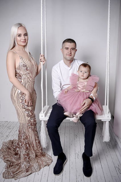 Семейная фотосессия в студии по выгодной цене от сети фотостудий Fashion Box в Краснодаре – фото № 36